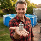 Automatisches Wasserstandregelventil von Vamoa in der Hand, im Hintergrund Pool und Wassertank im Garten